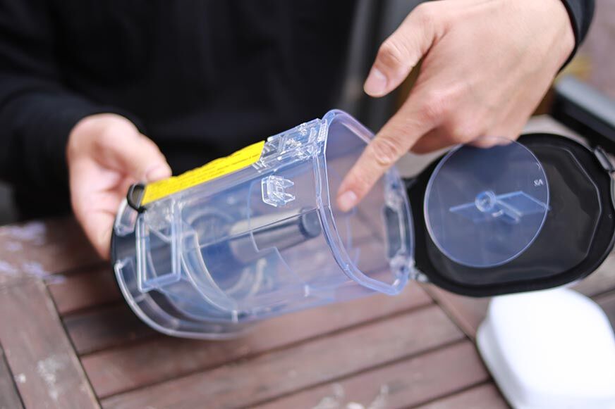 Man sieht den Schmutzbehälter des Shark Anti Hair Wrap Flexology.